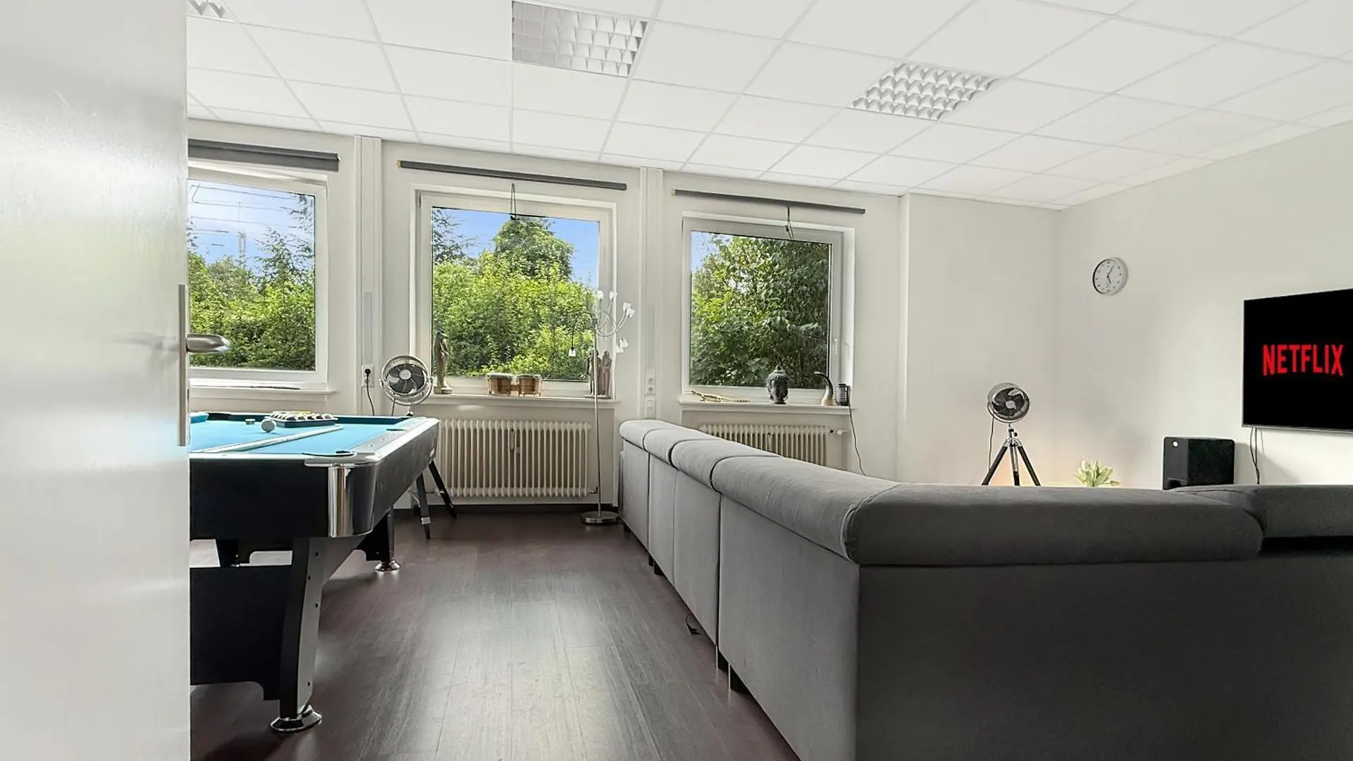 Private Munich Escape Cinema Lounge Sleeps 17 0*,
